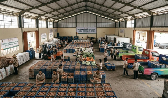 Ribuan pekerja dan pelaku UMKM lokal tampak sibuk menyortir puluhan ribu rak telur ayam dan sayuran segar di dalam fasilitas logistik raksasa yang menyuplai program Makan Bergizi Gratis Jateng.