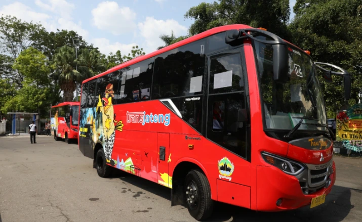 Armada bus merah Trans Jateng dengan ornamen maskot khas daerah terparkir di halte halte sebagai persiapan rute baru.