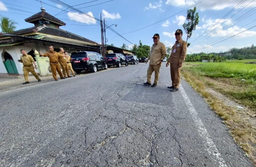 Pejabat DPUPR Jawa Tengah dan Wonogiri meninjau kondisi jalan rusak Wonogiri yang retak parah di jalur lintas provinsi Jateng sebelum proyek perbaikan.