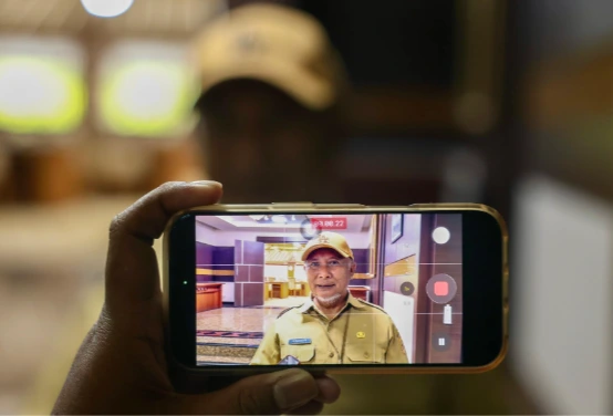 Tangkapan layar ponsel merekam Kepala Dinas PUPR Jateng Henggar Budi Anggoro saat memberikan keterangan resmi terkait lelang proyek perbaikan jalan Blora.