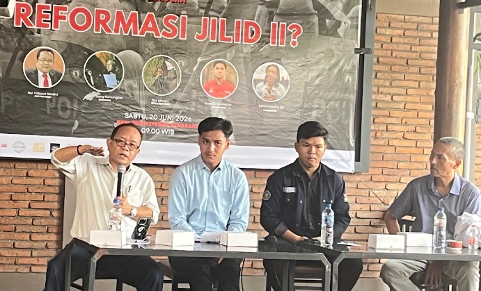 Akademisi Undip Nur Hidayat Sardini berbicara memegang mikrofon, didampingi aktivis LMND, Ketua BEM Undip Nur Majiid, dan Budayawan Beno Siang Pamungkas berlatar spanduk Reformasi Jilid 2 saat menyuarakan kritik kinerja pemerintah di Semarang.
