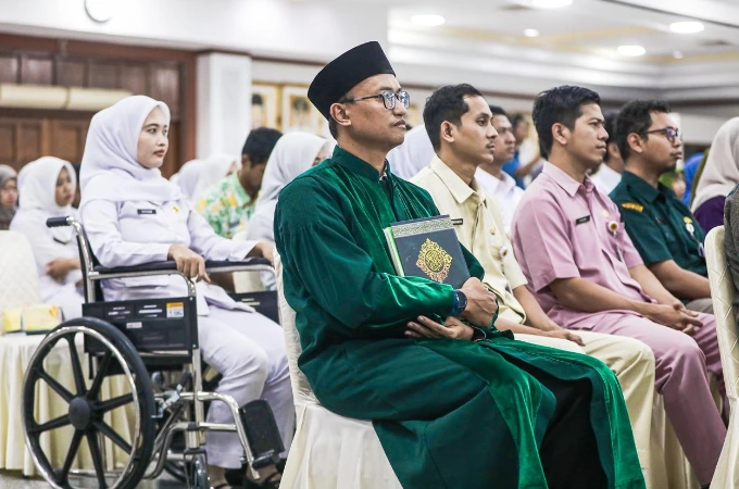 Suasana pelantikan pejabat fungsional tenaga kesehatan Pemprov Jateng di Semarang, tampak seorang peserta pria memegang Al-Qur'an bersiap mengambil sumpah di samping peserta berseragam medis dan aparatur daerah. Kegiatan ini mempertegas urgensi pemenuhan 1.000 formasi CPNS Jateng 2026.
