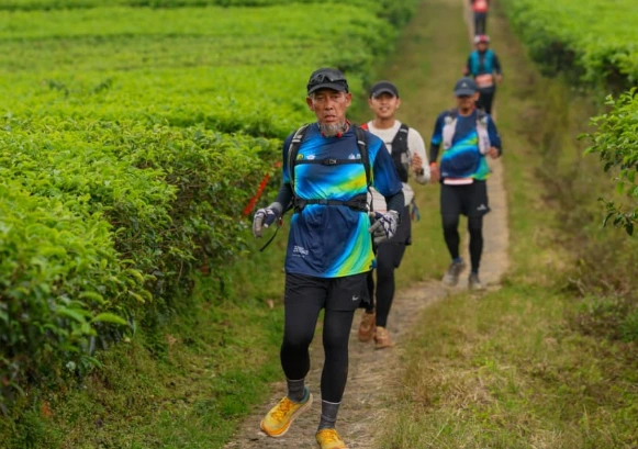 Pelari kategori 25K melintasi rute hijau kawasan Tambi Tea Resort pada ajang Dieng Caldera Race 2026 yang sukses mendongkrak sektor sport tourism Jateng.