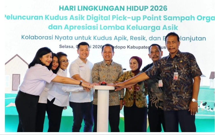 Bupati Kudus Sam'ani Intakoris beserta perwakilan Djarum Foundation dan PKK meresmikan peluncuran Aplikasi Sampah Kudus Asik untuk kelola sampah organik rumah tangga di Pendopo Kabupaten Kudus.