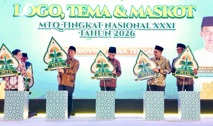 Menag Nasaruddin Umar dan jajaran pejabat mengangkat replika logo gunungan wayang dalam peluncuran inovasi MTQ Nasional 2026 yang kelak dimeriahkan job fair MTQ Semarang dan festival MTQ Jawa Tengah.