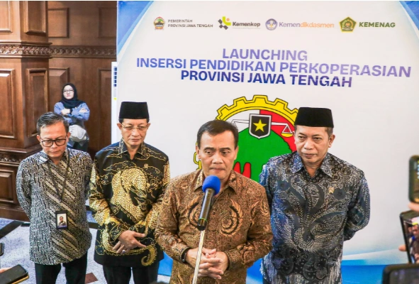 Gubernur Jateng dan menteri memberikan keterangan pers di depan backdrop acara Launching Insersi Pendidikan Perkoperasian Provinsi Jawa Tengah sebagai upaya menciptakan lapangan kerja Gen Z dari sekolah.