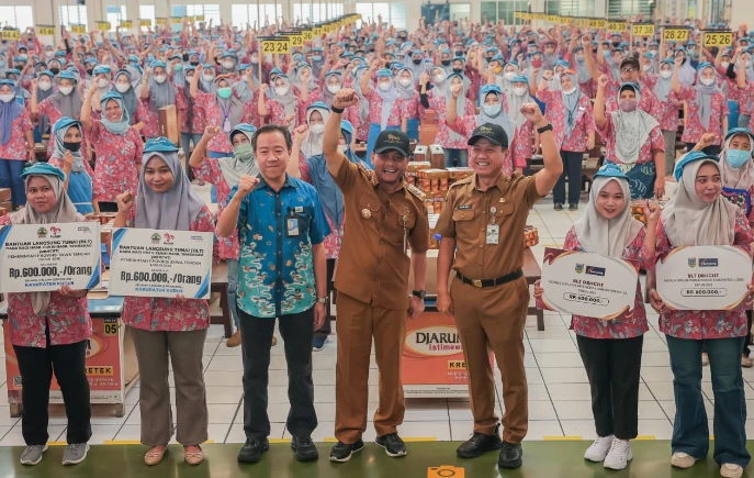 Suasana penyerahan simbolis Pencairan BLT atau Bantuan Langsung Tunai DBHCHT senilai Rp 600 ribu kepada perwakilan buruh perempuan pelinting rokok PT Djarum di Kudus, Jawa Tengah.
