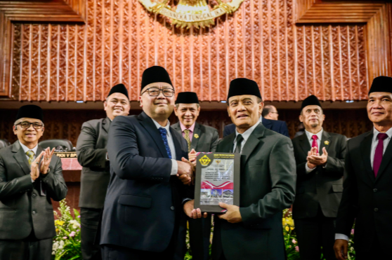 Gubernur Jawa Tengah Ahmad Luthfi berjabat tangan menerima dokumen LHP dari BPK RI atas raihan WTP Jateng ke-15 dengan tingkat penyelesaian audit tertinggi di Indonesia.