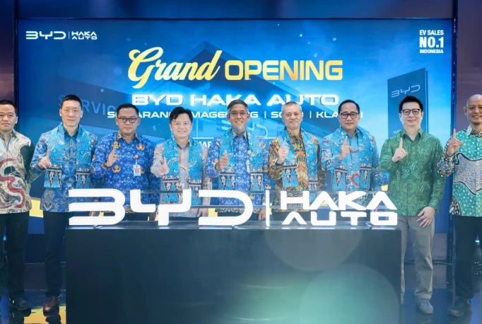 Sekda Jateng Sumarno beserta jajaran pimpinan BYD Haka Auto meresmikan dealer baru di Semarang, mendukung penuh kebijakan pembebasan Pajak Mobil Listrik Jateng.