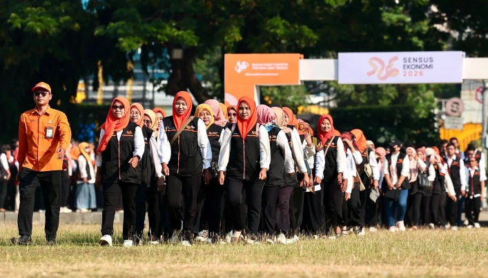 Barisan petugas Sensus Ekonomi 2026 Jateng mengenakan rompi resmi hitam dan oranye mengikuti apel pencanangan yang diselenggarakan oleh BPS di Lapangan Simpang Lima Semarang.
