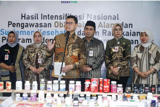 Kepala BPOM Prof Taruna Ikrar dan Wagub Jateng Taj Yasin Maimoen memaparkan hasil sitaan obat herbal ilegal dalam acara sosialisasi Program IDAMAN guna mengamankan potensi ekonomi jamu di Jawa Tengah.