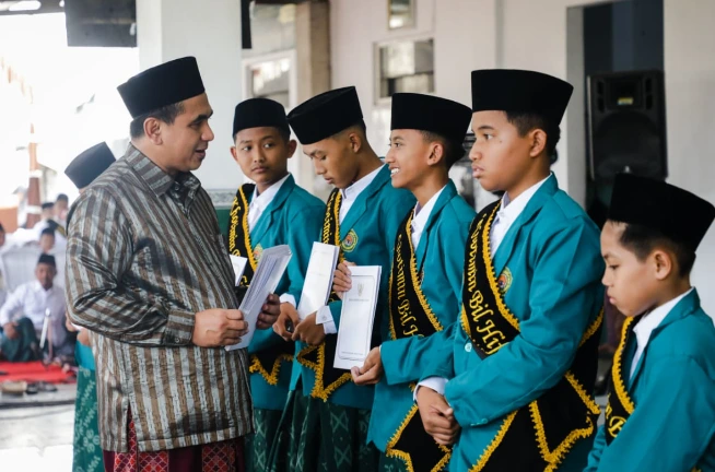Wagub Jateng Taj Yasin Maimoen berbincang hangat menyerahkan apresiasi Bisyarah Hafiz Jateng kepada deretan santri penghafal 30 juz di Ponpes Al Fattah Kudus, memperkuat pesan tentang peran orang tua di balik rahasia anak hafal Quran.