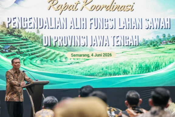 Gubernur memberikan sambutan di atas podium berlatar belakang tulisan Rapat Koordinasi Pengendalian Alih Fungsi Lahan Sawah di Provinsi Jawa Tengah, Semarang 4 Juni 2026.