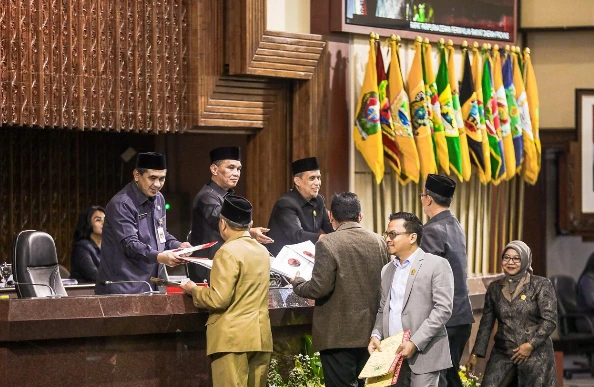 Pimpinan DPRD Jawa Tengah menyerahkan dokumen resmi Raperda kepada perwakilan eksekutif di mimbar Rapat Paripurna, disaksikan oleh Wakil Gubernur Taj Yasin Maimoen.