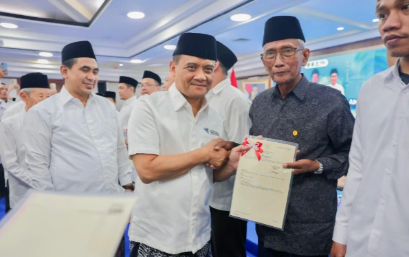 Gubernur Ahmad Luthfie berjabat tangan menyerahkan dokumen legalitas kepada seorang nadzir masjid dalam acara pemenuhan syarat sertifikat wakaf di Jawa Tengah.