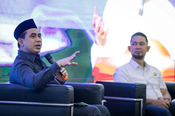 Wakil Gubernur Jawa Tengah Taj Yasin Maimoen berbicara dengan mikrofon saat memaparkan kebijakan Pemprov Jateng yang melibatkan riset perguruan tinggi.