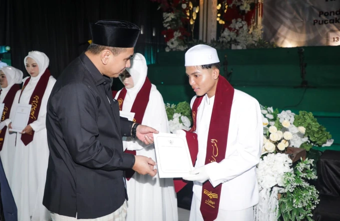2. Teks Alternatif (Alt Text) Wakil Gubernur Taj Yasin Maimoen menyerahkan sertifikat program Tali Asih Pemprov Jateng kepada santri penghafal kitab suci di Kendal, sebagai wujud apresiasi dan toleransi beragama Jawa Tengah.