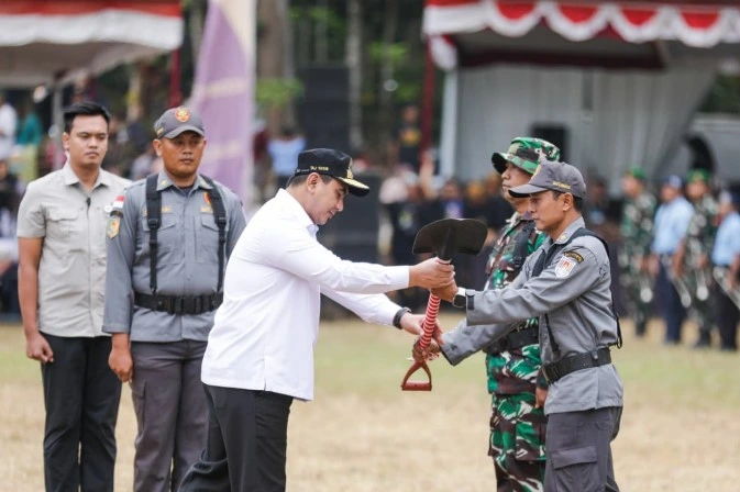 Wakil Gubernur Jawa Tengah Taj Yasin Maimoen menyerahkan sekop simbolis kepada petugas di upacara TMMD di Desa Bingkeng, Kabupaten Cilacap.