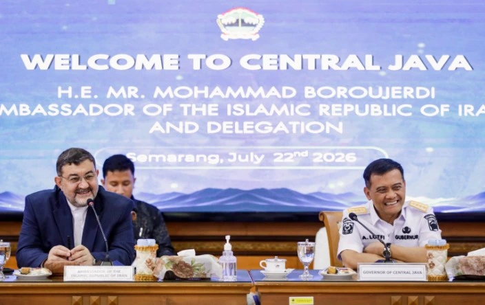 Gubernur Jawa Tengah Ahmad Luthfi tersenyum akrab saat berdiskusi dengan Duta Besar Iran Mohammad Boroujerdi dalam pertemuan bilateral di Semarang.