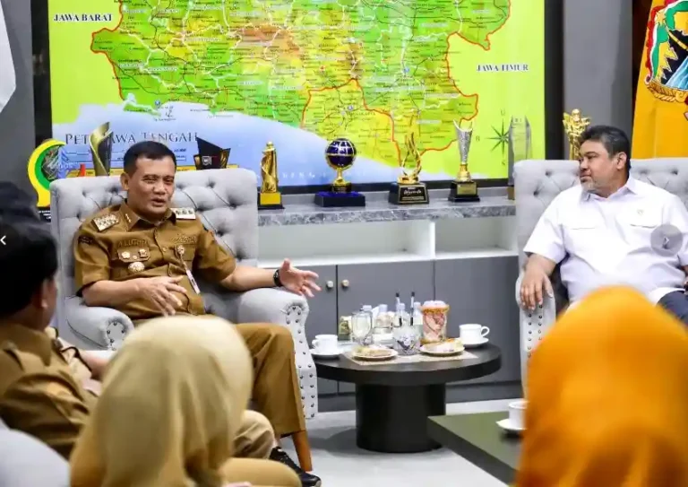 Gubernur Jawa Tengah Ahmad Luthfi berdiskusi dengan Penasihat Khusus Presiden Said Iqbal membahas strategi pencegahan PHK Jateng 2026 di Kantor Gubernur.