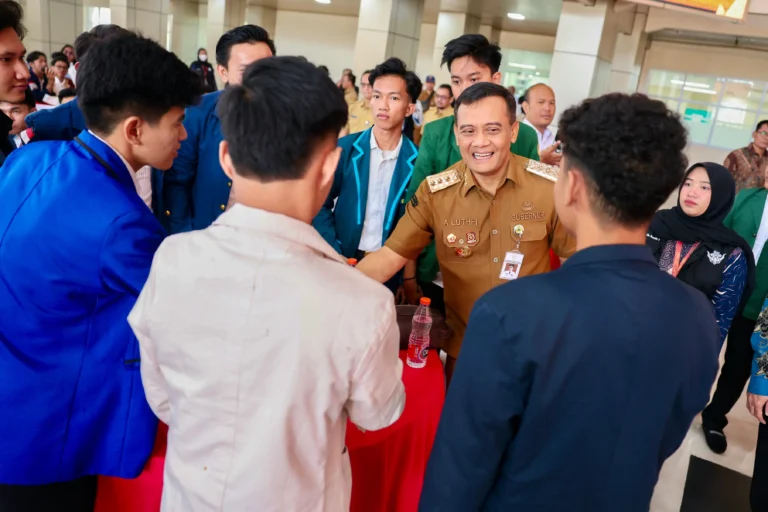 Gubernur Jawa Tengah Ahmad Luthfi tersenyum dan berinteraksi langsung dengan delegasi mahasiswa berjaket almamater dalam acara Munas BEM SI 2026 di Semarang.