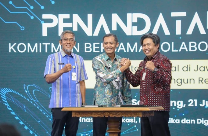 Sekda Jateng Sumarno dan jajaran Diskominfo melakukan salam komando usai penandatanganan komitmen digital sebagai langkah strategis mencegah kebocoran data pemerintah.