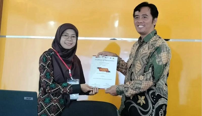 Dr. Nikken Prima Puspita, pakar matematika Undip pencipta aplikasi anti sadap, memegang sertifikat penghargaan terkait inovasi keamanan data pribadi.