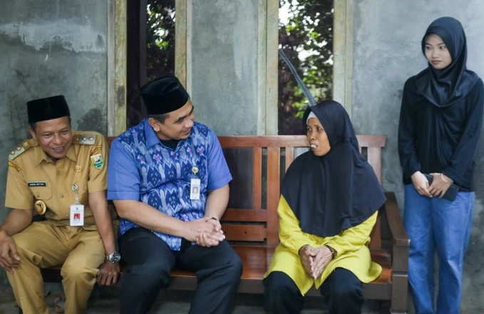 Wakil Gubernur Jawa Tengah Taj Yasin Maimoen berbincang hangat dengan ibu Sailah, penerima bantuan RTLH Jateng di teras rumah barunya di Kebumen, didampingi pejabat desa dan disaksikan sang anak sulung.