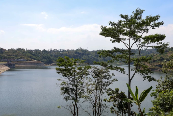 Pemandangan luas waduk Bendungan Jlantah Karanganyar dengan air melimpah dikelilingi pepohonan hijau, infrastruktur pengairan untuk irigasi sawah petani.