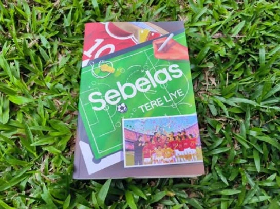 Buku novel terbaru karya Tere Liye berjudul 'Sebelas' dengan sampul ilustrasi lapangan sepak bola tergeletak di atas rumput hijau. Karya populer ini menjadi salah satu daya tarik menjelang kepastian hadirnya Tere Liye di Semarang dalam ajang Festival Literasi Jateng 2026.