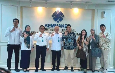 Delegasi Universitas Jenderal Soedirman bersama pimpinan Kemnaker RI berfoto di depan logo kementerian usai membahas integrasi Pusat Pasar Kerja dan Unsoed Career Portal untuk mempercepat serapan kerja Lulusan Unsoed.