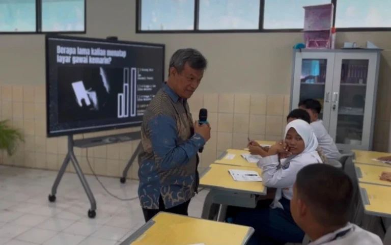 Suasana pemaparan materi literasi siber mengenai bahaya jejak digital dan durasi penggunaan gawai kepada siswa baru dalam MPLS SMK 1 Muhammadiyah Semarang.