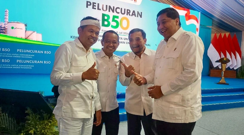 Menteri ESDM Bahlil Lahadalia tertawa antusias bersama sejumlah tokoh dalam peluncuran Mandatori B50 di Karawang, Jawa Barat. Kebijakan ini menjadi awal kebebasan traktor petani di Jateng dari belenggu solar impor.