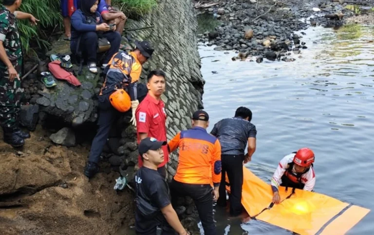 Tim SAR gabungan dari Basarnas, TNI, dan relawan mengevakuasi kantong jenazah oranye berisi korban bocah tenggelam di Banjarnegara dari aliran air berbatu.