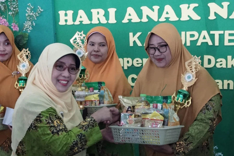 Pengurus PDA 'Aisyiyah Sragen menyerahkan bantuan filantropi sebagai wujud nyata penerapan Fikih Perlindungan Anak untuk memperkuat ketahanan keluarga.
