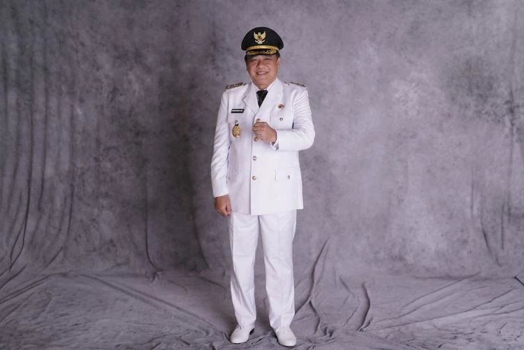 Potret resmi Nurkholes mengenakan seragam Pakaian Dinas Upacara putih bernuansa formal.Ia resmi ditunjuk sebagai Plt Bupati Pemalang.