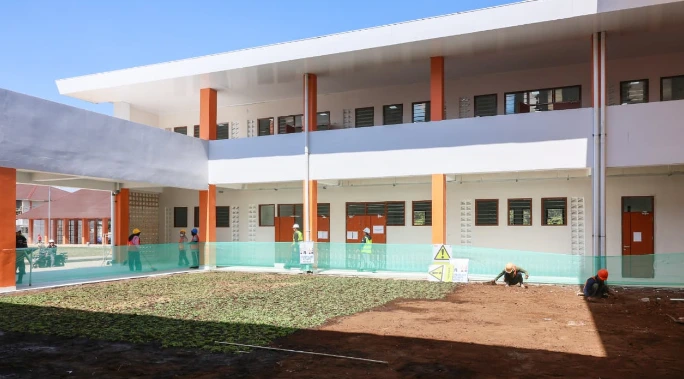 Pekerja proyek menyelesaikan penanaman rumput lanskap di halaman Gedung dan Asrama Sekolah Rakyat Jateng di Sukoharjo, fasilitas pendidikan mewah khusus anak prasejahtera.