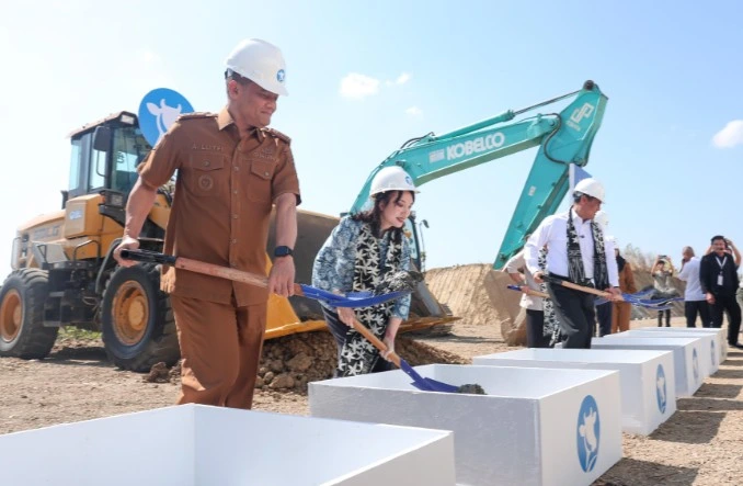 Gubernur Jawa Tengah Ahmad Luthfi, Menteri Pertanian Andi Amran Sulaiman, dan CEO Saviora Group Ihsan Mulia Putri melakukan peletakan batu pertama peternakan sapi perah terpadu terbesar di Indonesia, di Brebes. Excavator dan logo sapi di latar belakang.