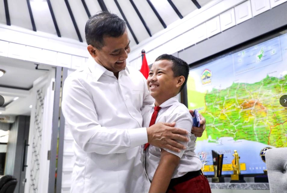 Gubernur Jawa Tengah Ahmad Luthfi merangkul bangga Ibrahim Al Abrar, bocah SD Boyolali yang sukses menemukan celah keamanan NASA, di ruang kerjanya.