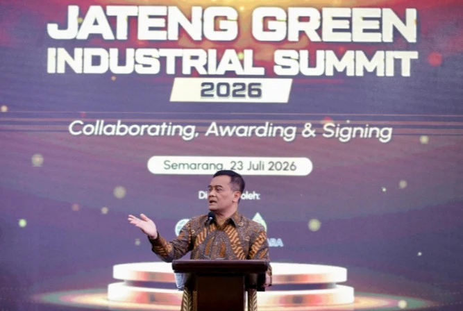 Gubernur Jawa Tengah Ahmad Luthfi berpidato di podium dengan latar belakang layar Jateng Green Industrial Summit 2026 di Semarang, mendorong penerapan industri hijau.