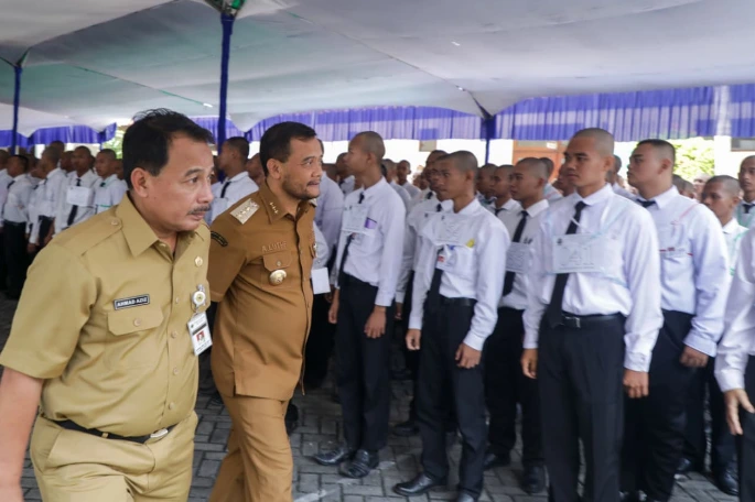 Gubernur Jawa Tengah Ahmad Luthfi dan Kepala Disnakertrans Ahmad Aziz meninjau ratusan pemuda peserta seleksi Magang Jepang 2026 di halaman Kantor Disnakertrans Jateng, Semarang.