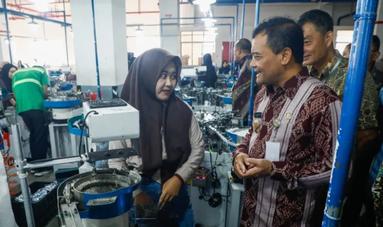 Gubernur Jawa Tengah Ahmad Luthfi berbincang ramah dengan seorang buruh pabrik perempuan berhijab saat meninjau operasional mesin di Kawasan Industri Kendal untuk memastikan penyerapan lapangan kerja dan pertumbuhan ekonomi Jateng.