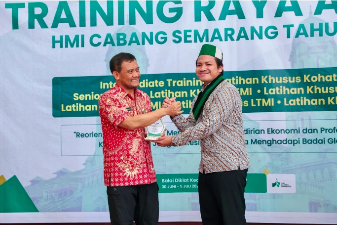 Gubernur Jawa Tengah Ahmad Luthfi menerima cenderamata dan berjabat tangan dengan pengurus dalam acara Training Raya Akbar HMI Semarang.
