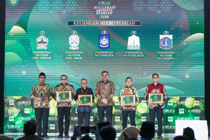 Wakil Gubernur Jawa Tengah Taj Yasin menerima penghargaan Juara 1 Keuangan Mikro Syariah di panggung Anugerah Adinata Syariah 2026 KNEKS, menjadi momentum pendorong mega proyek Industri Halal Jateng.