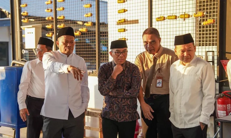 Rektor Undip Prof. Suharnomo menunjukkan fasilitas inovasi pengolahan sampah terpadu kepada Mendiktisaintek Prof. Brian Yuliarto di kawasan TPST kampus Undip Semarang.