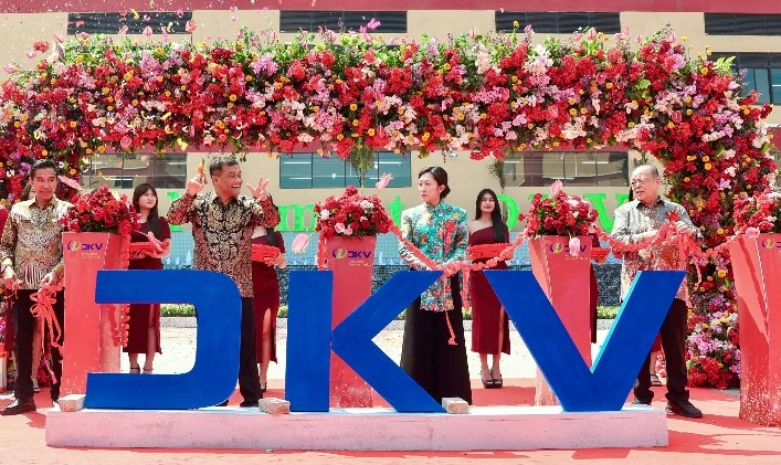 Gubernur Ahmad Luthfi memotong pita pada peresmian pabrik PT DKV Printing Indonesia di Kawasan Ekonomi Kendal, menandai masuknya investasi Jateng sebesar Rp480,6 miliar dari Tiongkok yang langsung menyerap ratusan pekerja lokal.