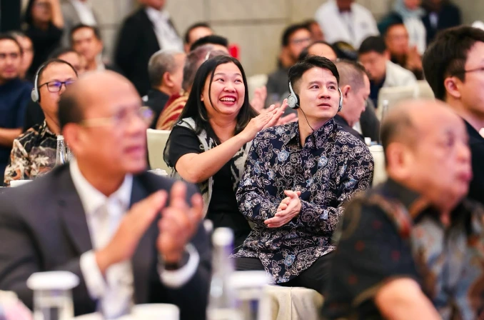 Ratusan investor asing dan dalam negeri bertepuk tangan antusias mengenakan headset penerjemah saat business dinner bersama Gubernur Ahmad Luthfi di Hotel Padma Semarang guna membahas investasi dan lowongan kerja di Jateng.