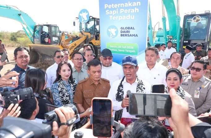 Menteri Pertanian Andi Amran Sulaiman memegang mikrofon memberikan keterangan pers didampingi Gubernur Jawa Tengah Ahmad Luthfi terkait penyaluran bantuan pompa air Mentan di Brebes.