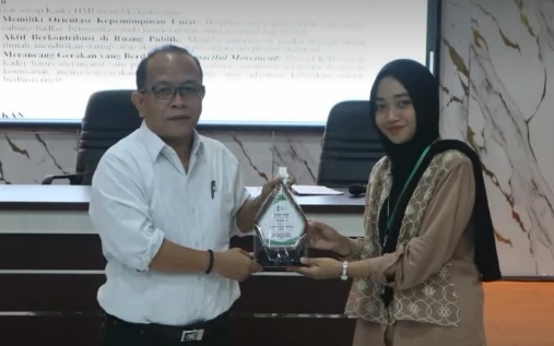 Dr. Nur Hidayat Sardini menerima plakat penghargaan dari panitia Latihan Kader II HMI Cabang Semarang.