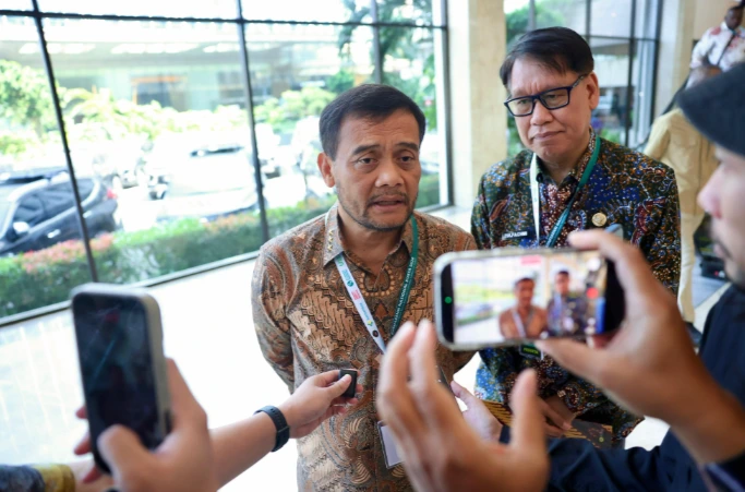 Gubernur Jawa Tengah Ahmad Luthfi memberikan keterangan pers kepada wartawan terkait OTT KPK Sukoharjo yang menjerat Bupati Etik Suryani.